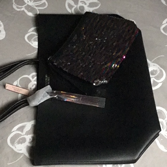 Victoria's Secret Handbags - Victoria secret set of 2 brand new